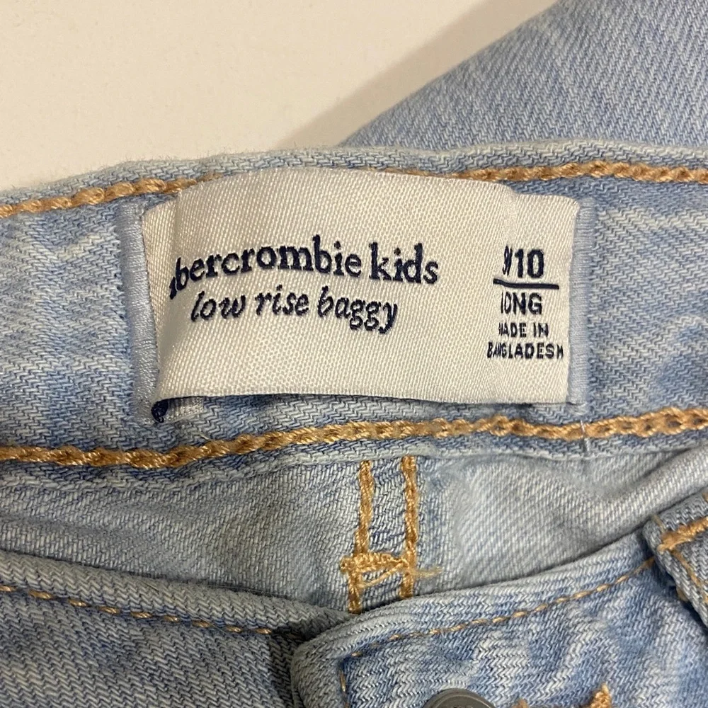 Abercrombie Kids low rise baggy Jeans with Pink Bow Embroidery. 9/10 long - Picture 2 of 7